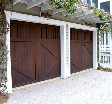 Boczne bramy segmentowe – ciekawy wybór do nietypowych garaży